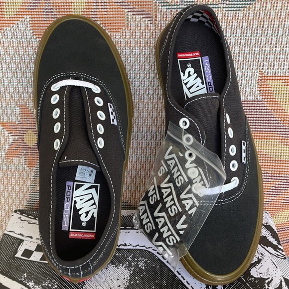 Vans Men’s Skate Authentic
Raven/Gum
VNOA5FC8241
Sneakers - athletic shoes - Picture 13 of 16